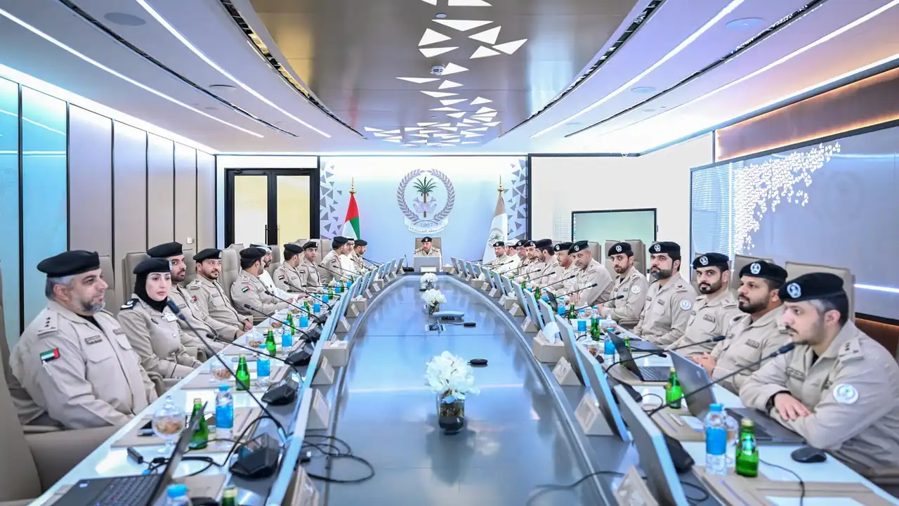 مجلس القيادة العليا لشرطة الشارقة يستعرض مشاريع تطويرية جديدة